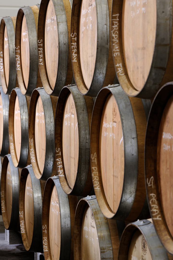 domaine-Julien-Pilon-cave-18 Les tonneaux de vin en bois à la cave Julien Pilon
