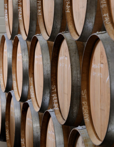 Les tonneaux de vin de la cave Julien Pilon